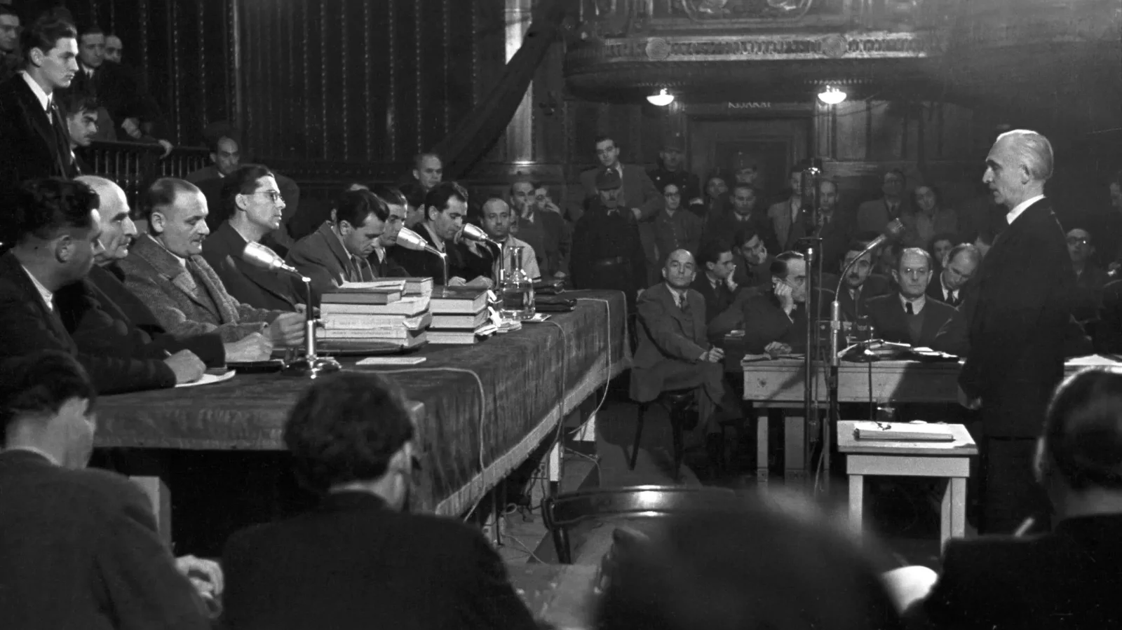 Bárdossy László népbírósági tárgyalása. A hosszú asztalnál balról a negyedik Major Ákos tanácsvezető bíró, a hetedik pedig Apró Antal, a Kommunista Párt által delegált népbíró | Fotó: MTI