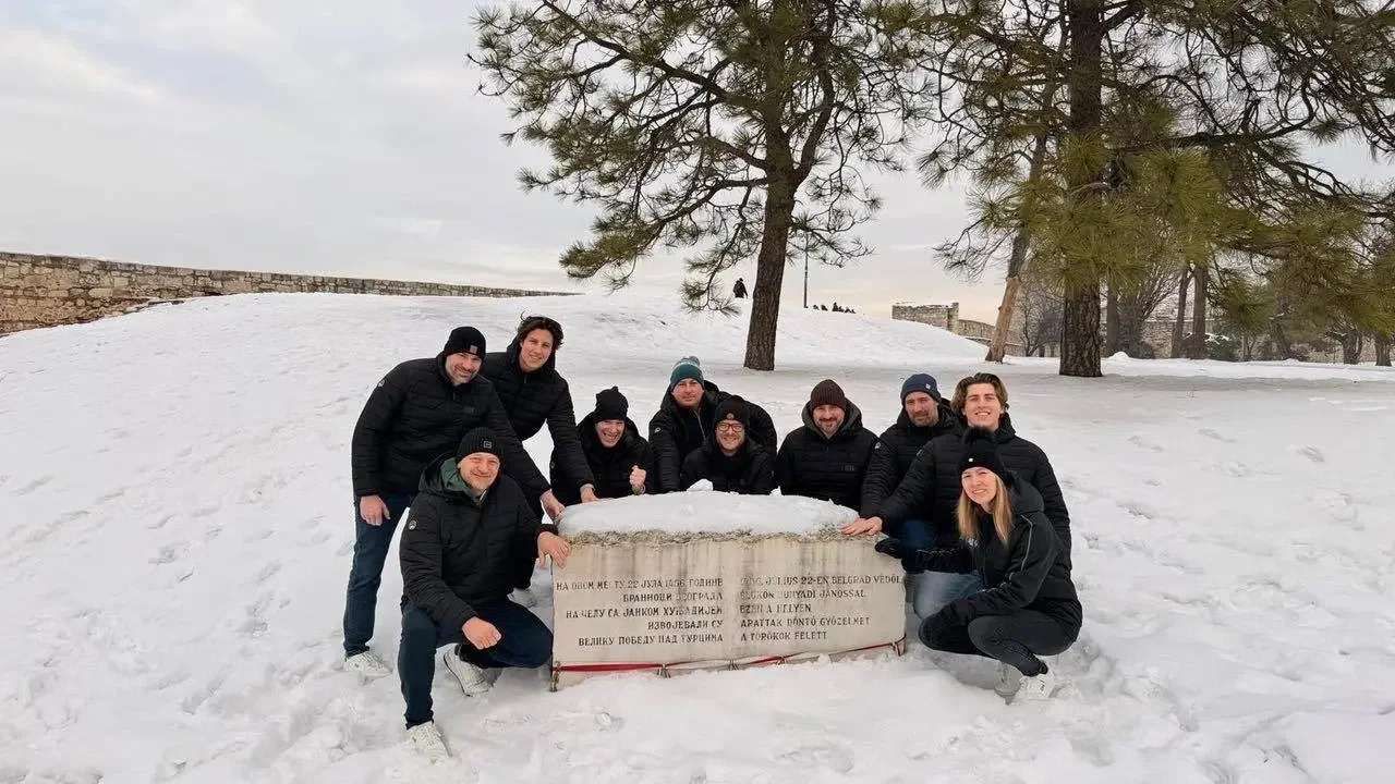 A magyar vízilabda-válogatott az 1456-os nándorfehérvári diadal emlékére állított márványtáblánál | Kép forrása: waterpolo.hu/Facebook