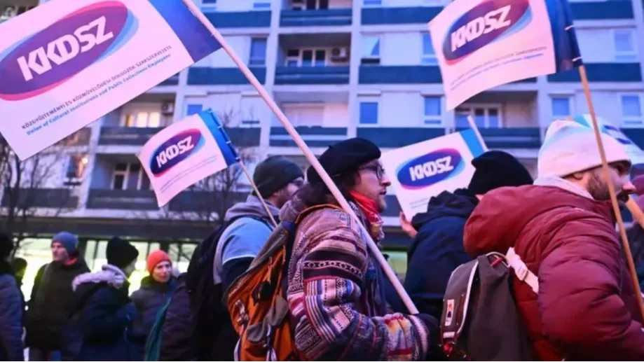 Béremelésért tüntetnek a kulturális dolgozók 2026. január 22-én, a magyar kultúra napján | Kép forrása: Flajsz Péter/Népszava