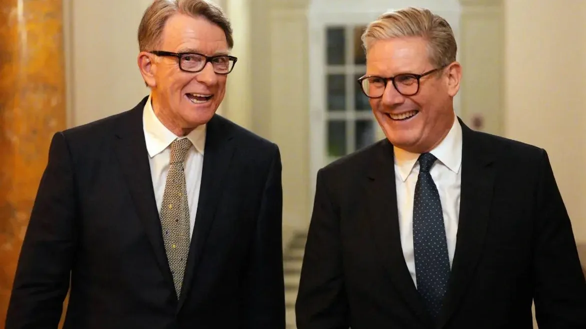 Peter Mandelson nagykövet (balra) és Keir Starmer miniszterelnök (jobbra) | Fotó: Reuters