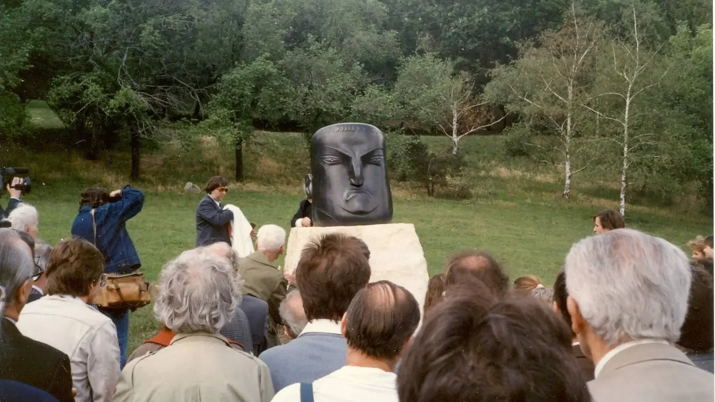 A Szervátiusz Tibor alkotta Szabó Dezső szobor avatása a Gellérthegyen, 1990. jún. 10-én. A szobrot felállíttató Szőcs Zoltán, a Szabó Dezső Emléktársaság főtitkára a szobor mellett | Forrás: kozterkep.hu