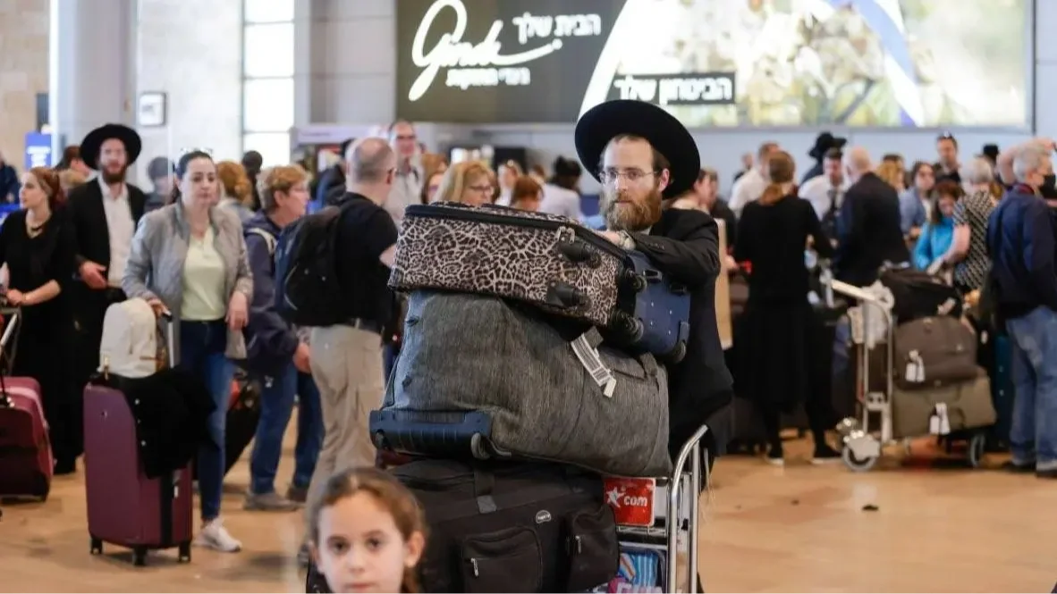 Külföldre menekülő zsidók a tel-avivi repülőtéren | Kép forrása: X.com