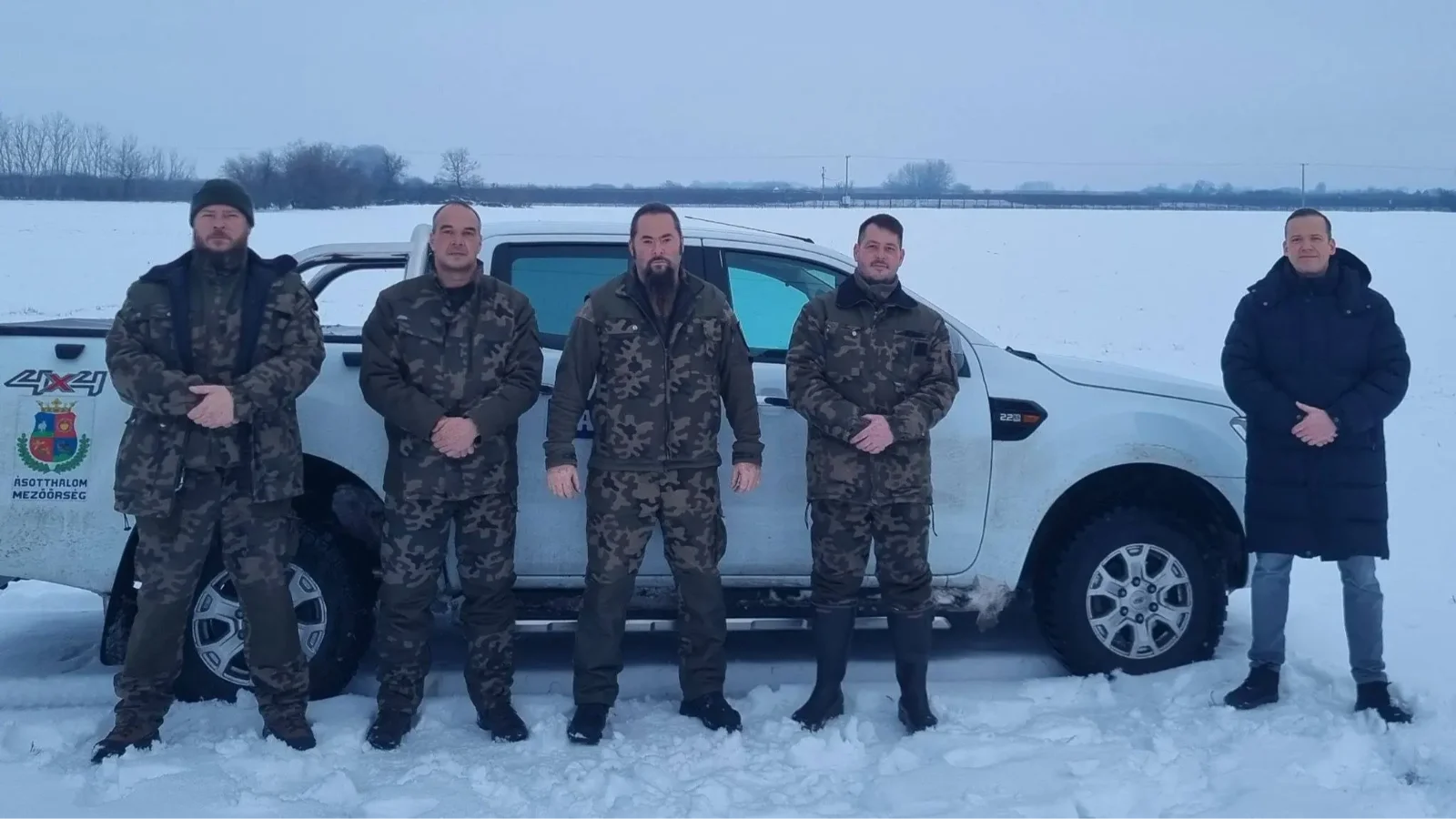 Toroczkai László, a Mi Hazánk Mozgalom elnöke (jobbra), és az ásotthalmi mezőőrök | Kép forrása: Toroczkai László X-oldala