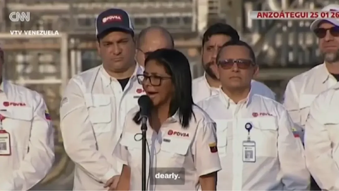 Delcy Rodríguez olajmunkások előtt beszél az állami tévében 