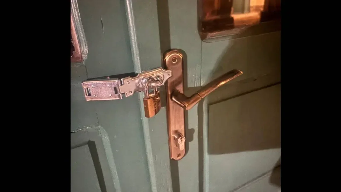 Zebegény polgármesteri hivatalának ajtaja | Kép forrása: Klubrádió