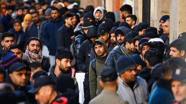 Migránsok várakoznak Pakisztán barcelonai konzulátusa előtt erkölcsi bizonyítványért, 2026. január 30 | Kép forrása: Reuters