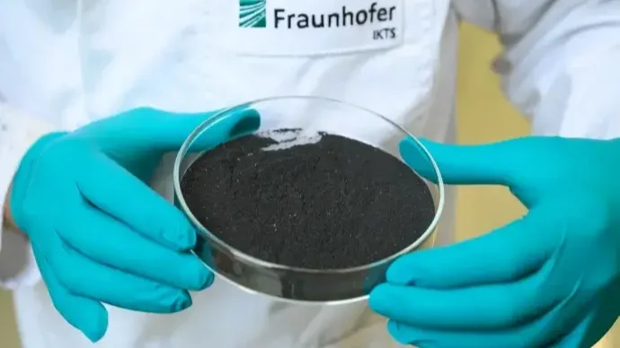 Az akkumulátorban található értékes fémekből álló fekete massza egy német laborban | Fotó: Robert Michael/DPA-Zentralbild/AFP