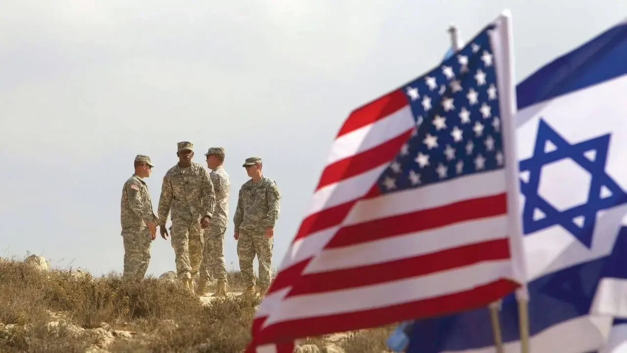 Amerikai katonák állnak a háttérben izraeli és amerikai zászlók mellett egy izraeli hadgyakorlat során | Kép forrása: Reuters)