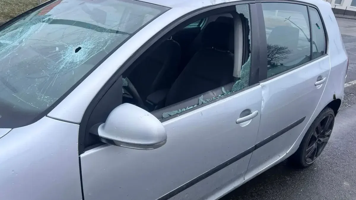 A megrongált autó | Kép forrása: origo.hu