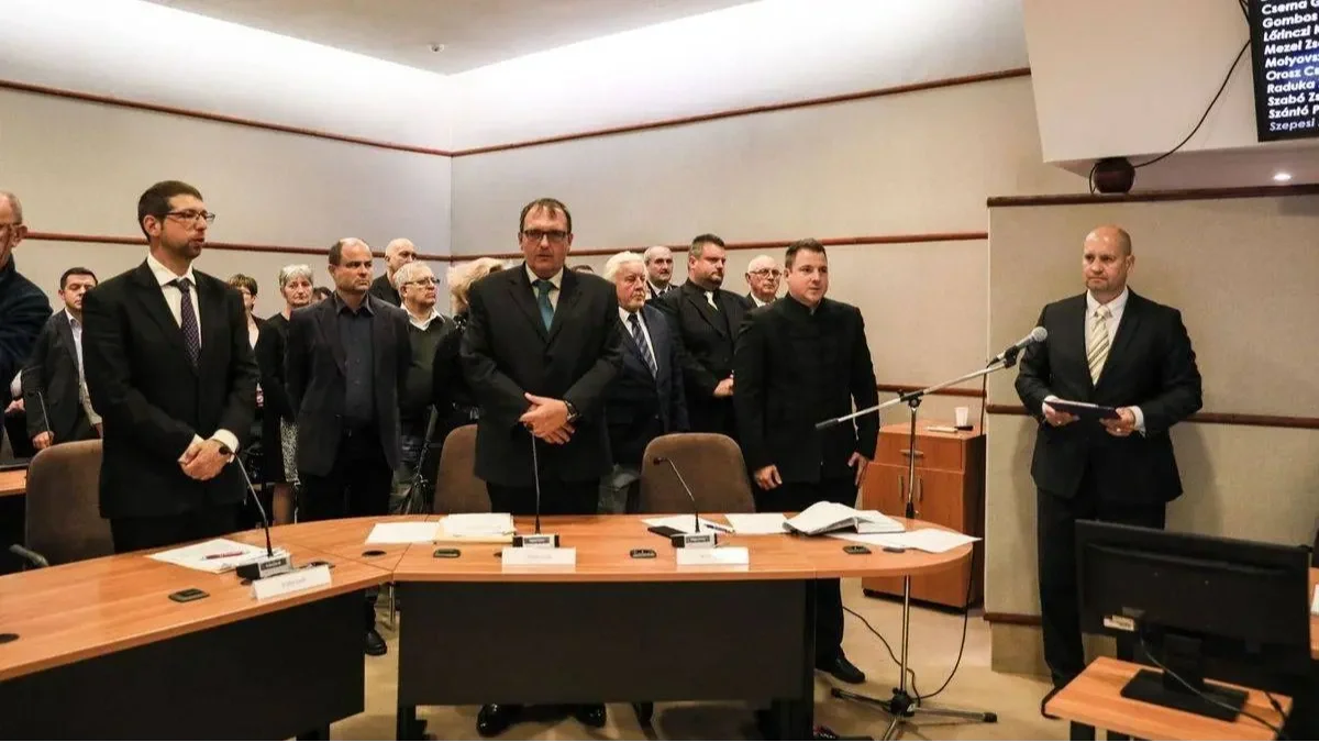 Mezei Zsolt (középen) börtönben marad  | Kép forrása: duol.hu