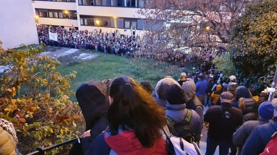 2021-es tüntetés az Alkotmánybíróság előtt – akkor a kötelező Covid-oltások ellen | Kép forrása: mihazank.hu