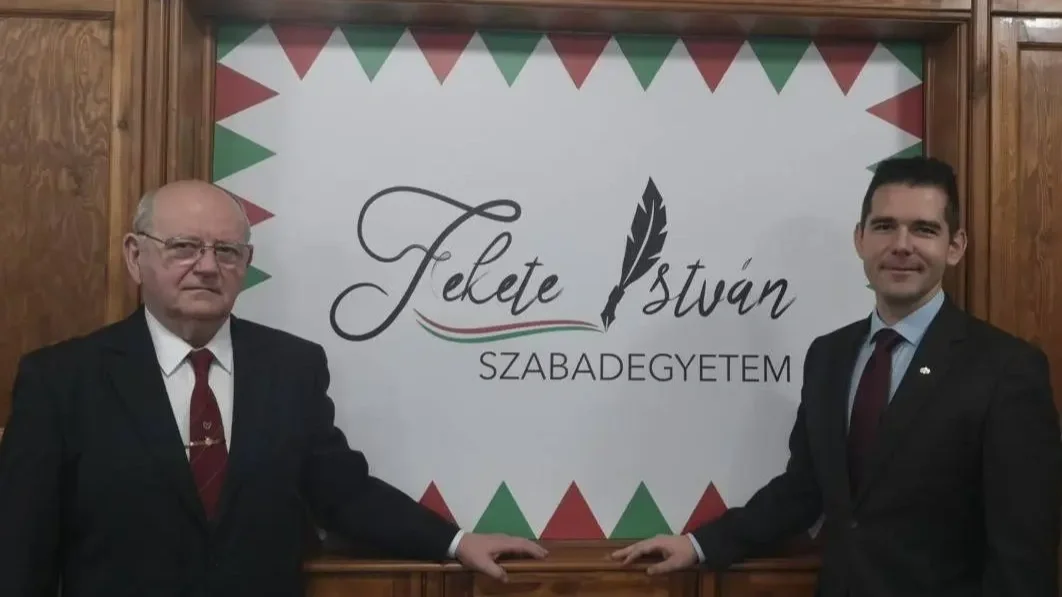 Prof. Dr. Popély Gyula történész, az MTA doktora, a Károli Gáspár Református Egyetem egykori rektorhelyettese és Novák Előd | Kép forrása: Mi Hazánk Mozgalom