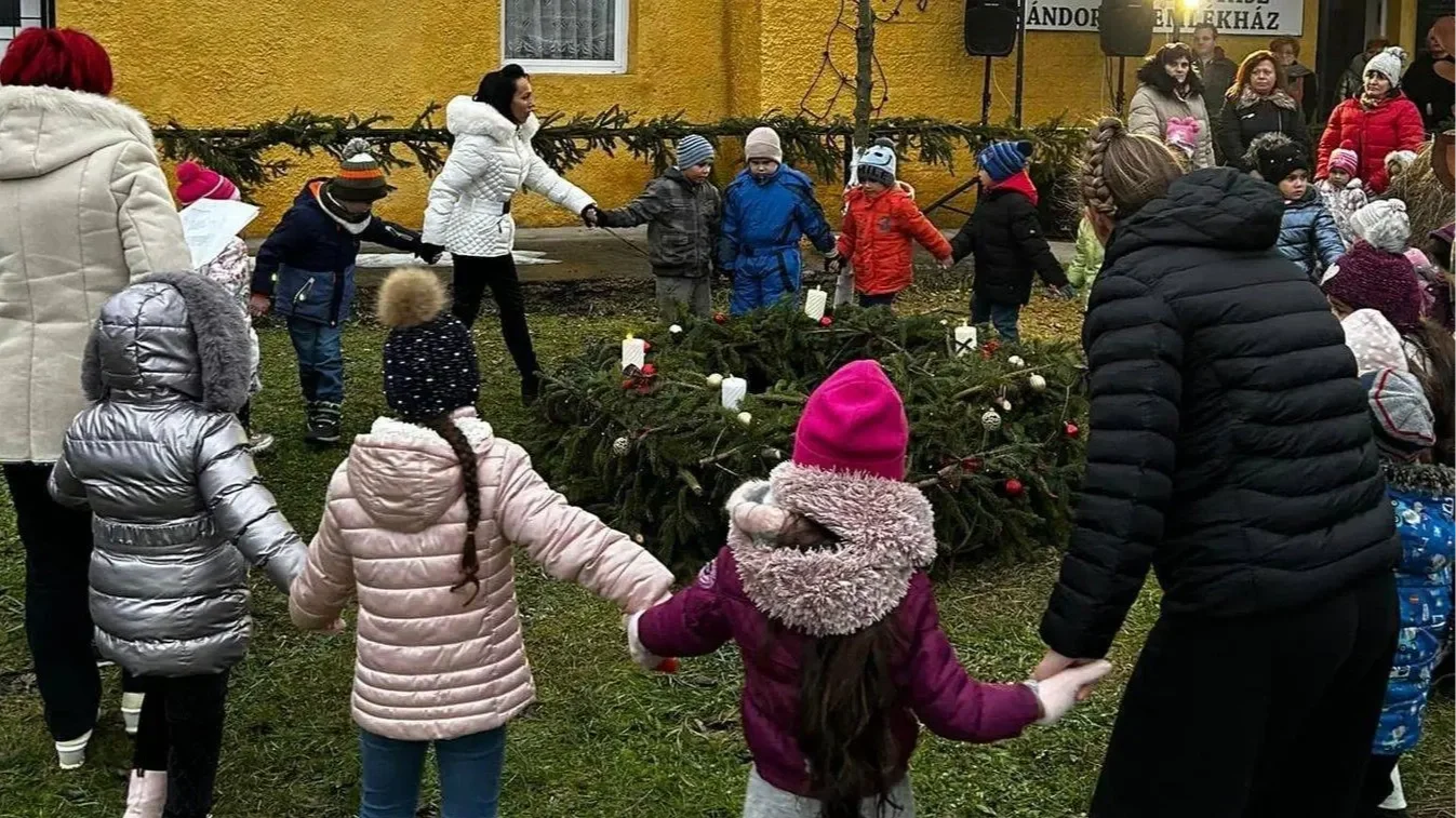 Karácsonyi műsor az ormosbányai óvodában | Kép forrása: BOON