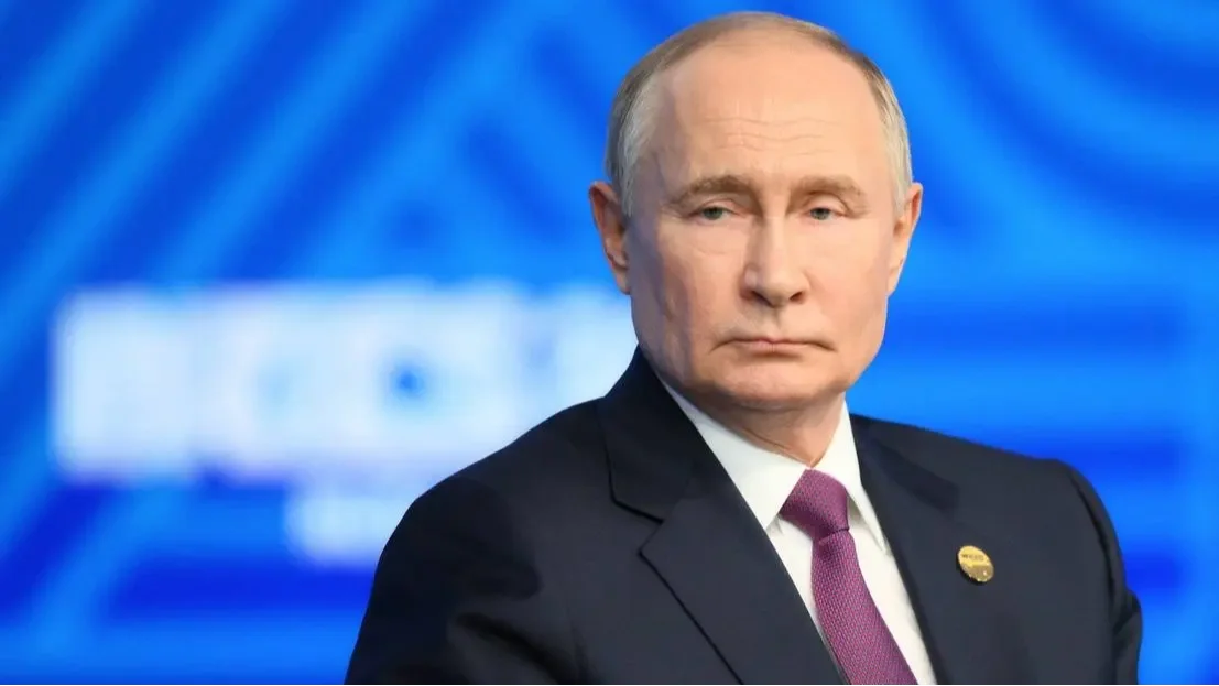 Vlagyimir Putyin orosz elnök sajtótájékoztatón vesz részt a BRICS-csúcstalálkozó végén Kazanyban, Oroszországban 2024. október 24-én | Kép forrása: Makszim Bogodvid/BRICS-RUSSIA2024.RU/Host Photo Agency/Reuters