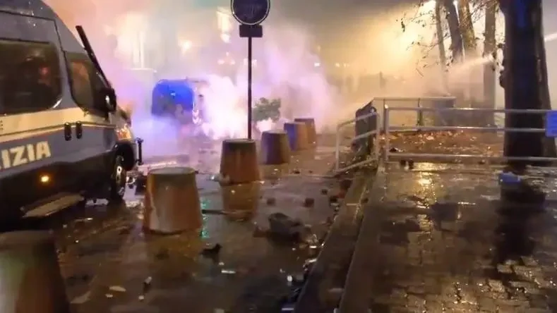 Csatatérré változtatták Torinó utcáit az antifák | Kép forrása: HVG