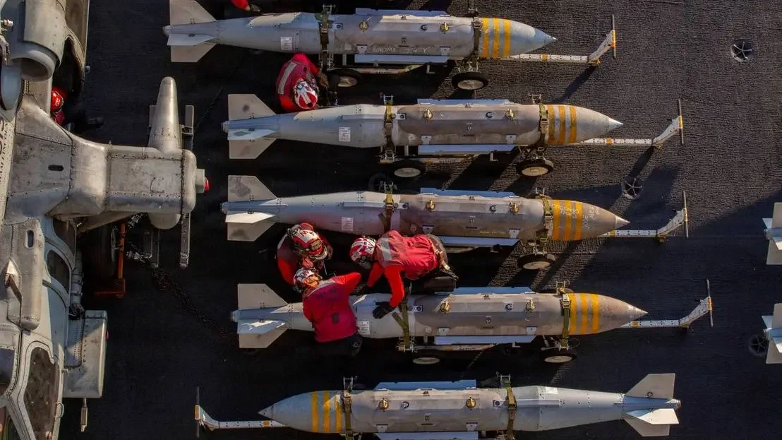 Az amerikai haditengerészet lőszereket készít elő az Irán elleni Epic Fury (Eposzi düh) hadművelet támogatására | Kép forrása: US Navy/Reuters