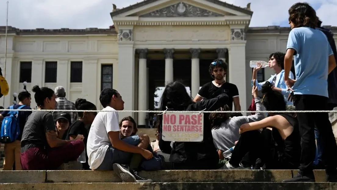 A Havannai Egyetem lépcsőin tüntető diákok 2026. március 9-én | Fotó: Norlys Perez/Reuters