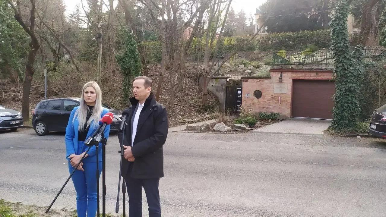 Toroczkai László, a Mi Hazánk Mozgalom elnöke és dr. Fiszter Zsuzsanna, a Mi Hazánk végrehajtási és hitelügyi szakpolitikusa közös sajtótájékoztatót tartanak 2026. március 16-án, a budapesti Kútvölgyi úton | Fotó: Magyar Jelen