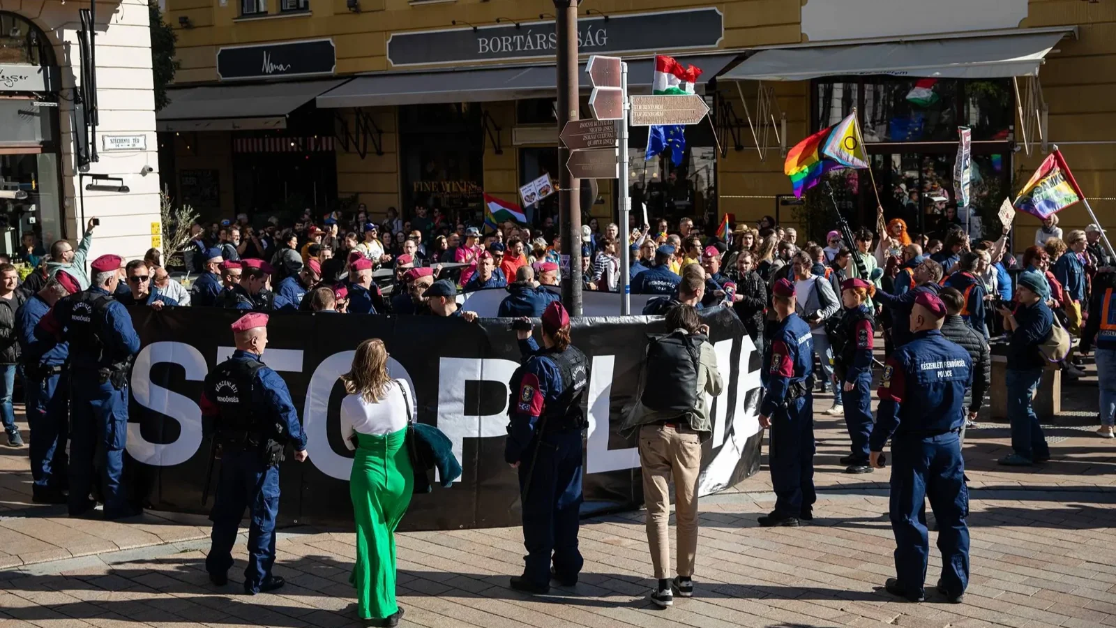 A HVIM – Magyar Ellenállás ellentüntetését tolta félre a rendőrség Pécsett | Kép forrása: 444
