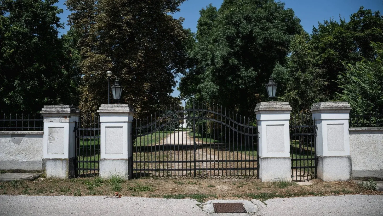 A bicskei gyermekotthon kapuja | Fotó: Mohos Márton/24.hu