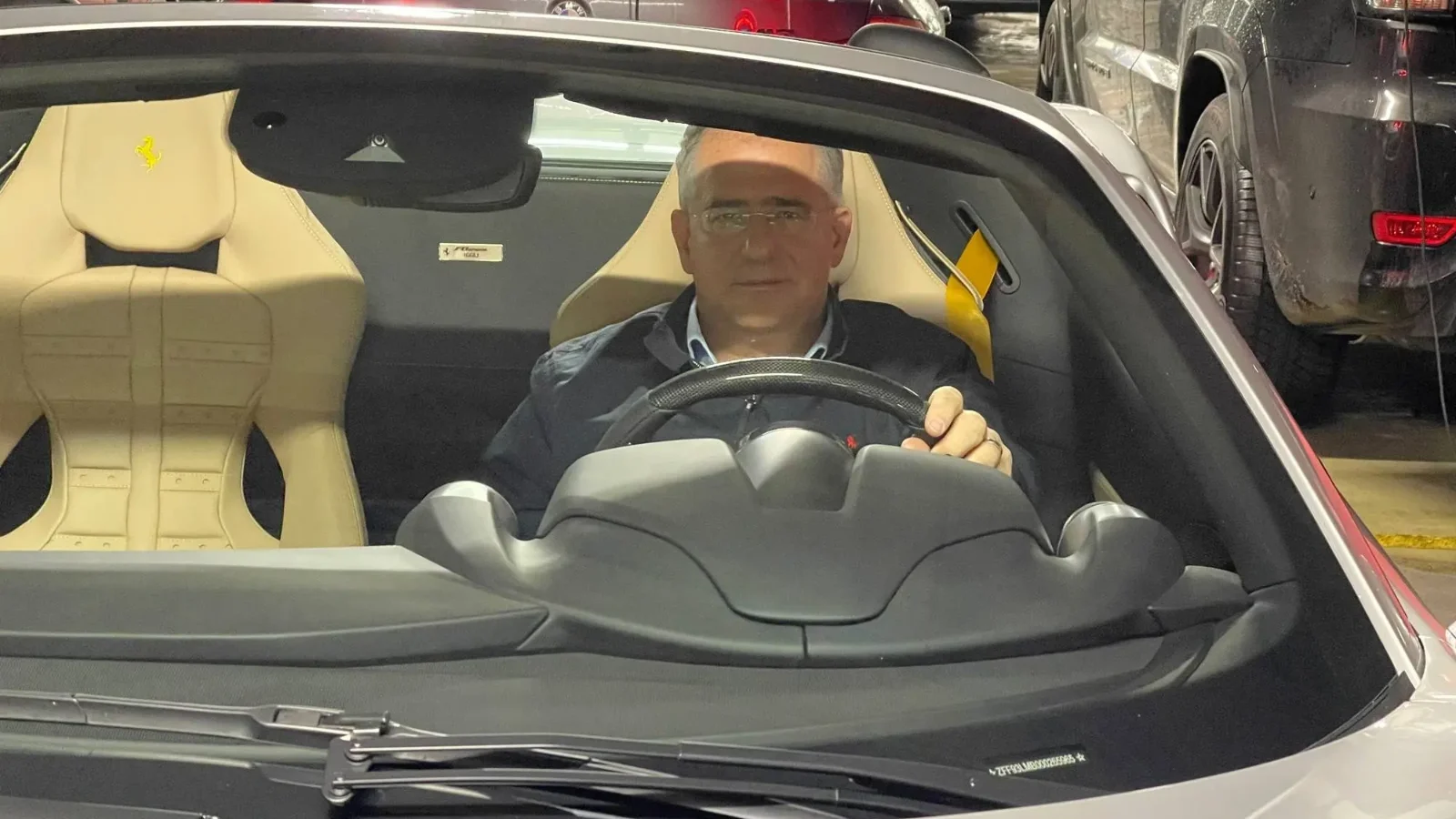 Kósa Lajos a Ferrari F8 Spider volánja mögött, kép forrása: Átlátszó