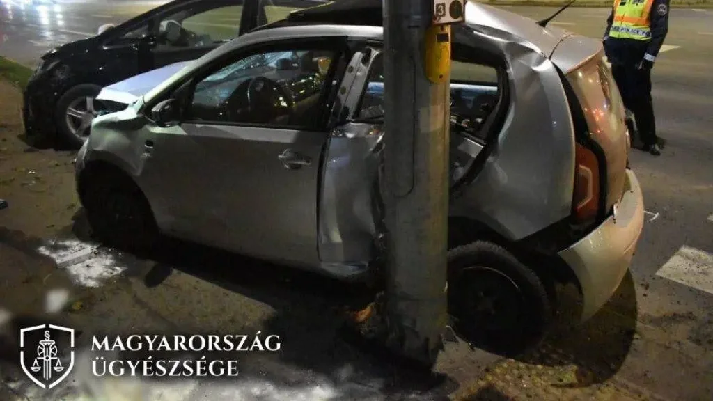 A nyomozó hatóság által a szemle során készült fényképfelvétel, amelyen a baleset helyszínén az érintett gépjárművek láthatók | Forrás: Magyarország Ügyészsége