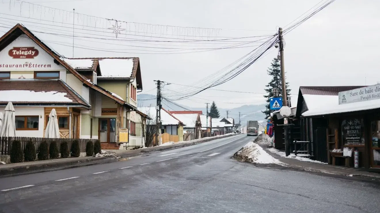 Parajd egykor nyüzsgő központját mostanában csak a tranzitforgalom érinti | Fotó: Olti Angyalka