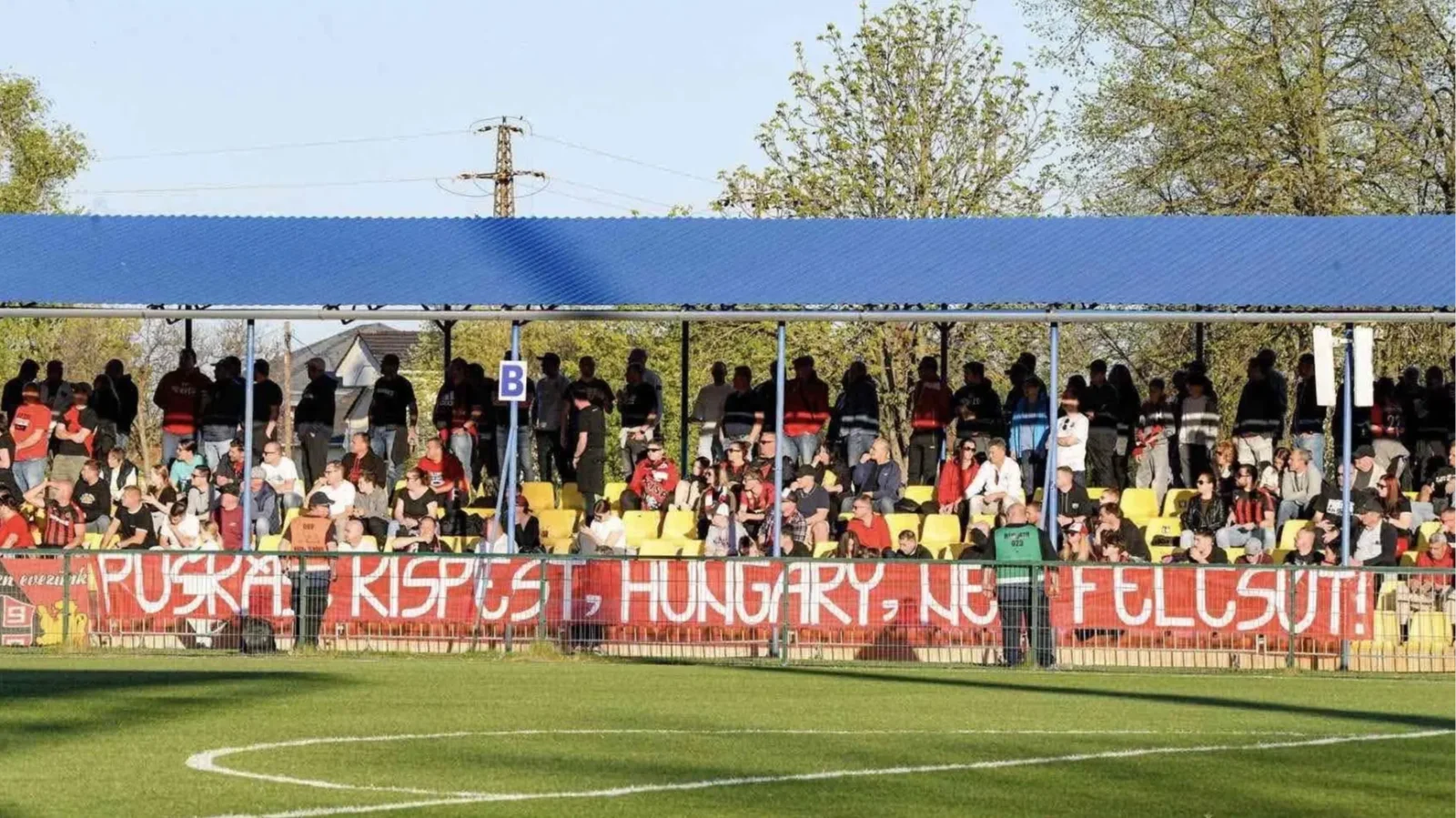 Tiszakécskén üzentek a szurkolók: „Puskás, Kispest, Hungary, nem Felcsút!” | Kép forrása: Kispest–Honvéd FC Facebook-oldala