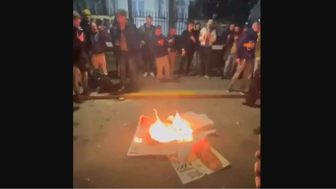 Plakátégetés | Kép forrása: Mandiner