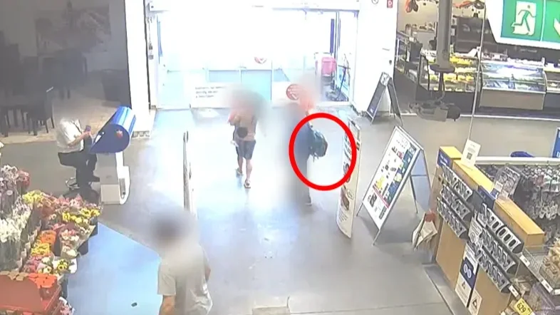 A lopott termékekkel megpakolt táskával távozni próbál a kisfiú | Kép forrása: Legfőbb Ügyészség