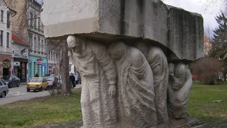 Meghurcoltak Emlékműve, Komárom | Kép forrása: orszagut.com