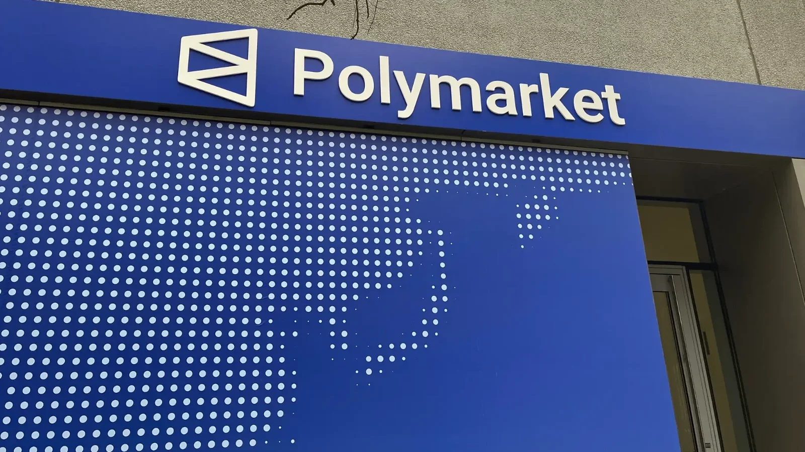 A Polymarket online előrejelzési piac logója látható új helyszínük, a „Helyzetterem” előtt a megnyitó napján Washington D. C., 2026. március 20-án | Théo Marie–Courtois/AFP