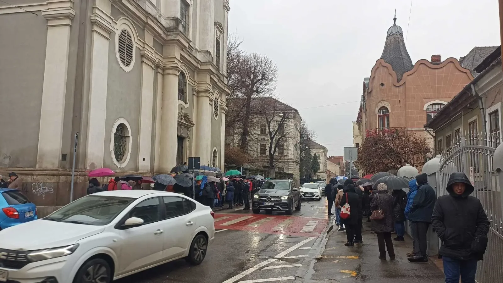 Február 23-án több száz hívő gyűlt össze a templom előtt, hogy tiltakozzon a nagyváradi főapát kilakoltatása ellen | Fotó: V. Ny. R, Forrás: Maszol.ro