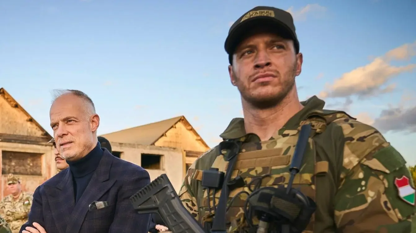 Szalay-Bobrovniczky Kristóf honvédelmi miniszter (balra) és Pálinkás Szilveszter százados a Sárkányok Kabul felett című film forgatásán | Forrás: Sárkányok Kabul felett/Facebook