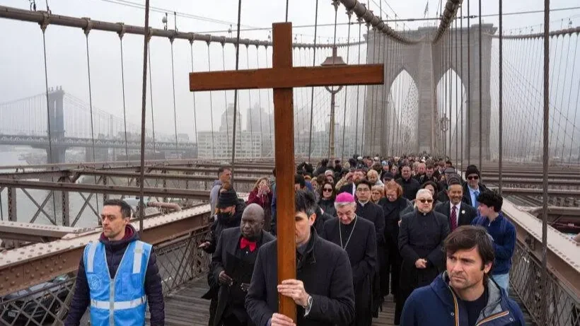 Keresztet hordozó férfi a nagypénteki keresztúton a Brooklyn hídon, New York, 2026. április 3. | Kép forrása: msn.com